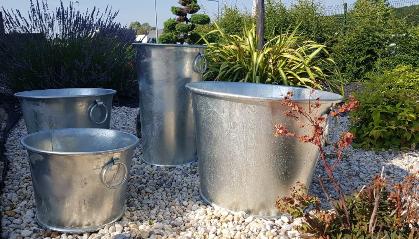 La bassine en zinc grand format de Chaînes de Pluie, pratique et design !